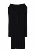 Schwarzes, geripptes Kleid mit schulterfreiem Ausschnitt, einer Reihe von Knöpfen vorne und langen Ärmeln. Weicher Stoff und mittellanges Design.