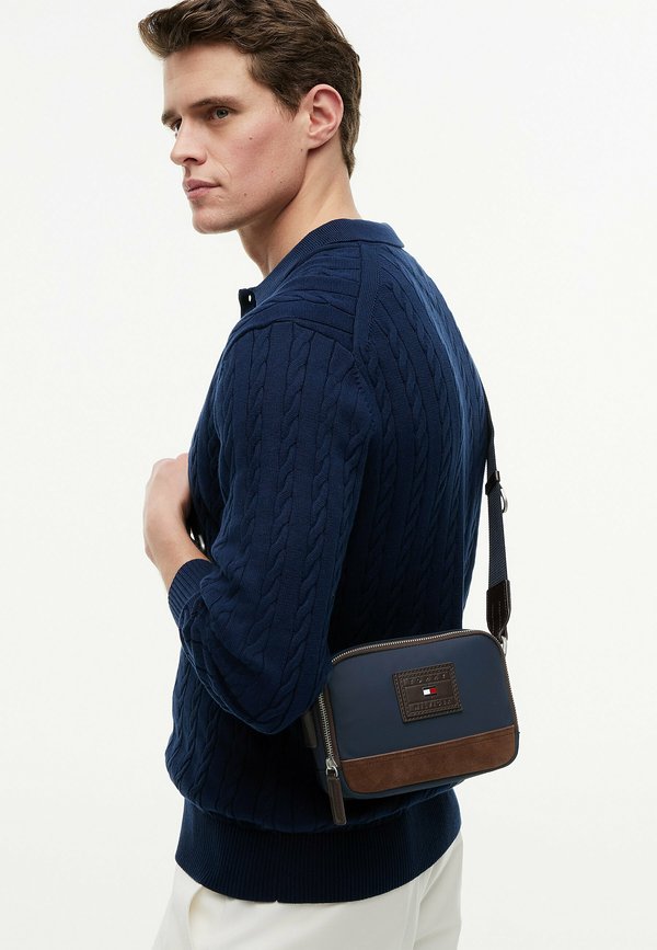 Tommy Hilfiger TOMMY HILFIGER HERITAGE COLOUR-BLOCKED CROSSBODY CAMERA BAG - Cross body bag - space blue