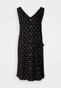 Schwarzes ärmelloses Kleid mit weißen Punkten, V-Ausschnitt, durchgehender Knopfleiste und einem gebundenen Taillengürtel. Weicher Stoff mit fließendem Design.