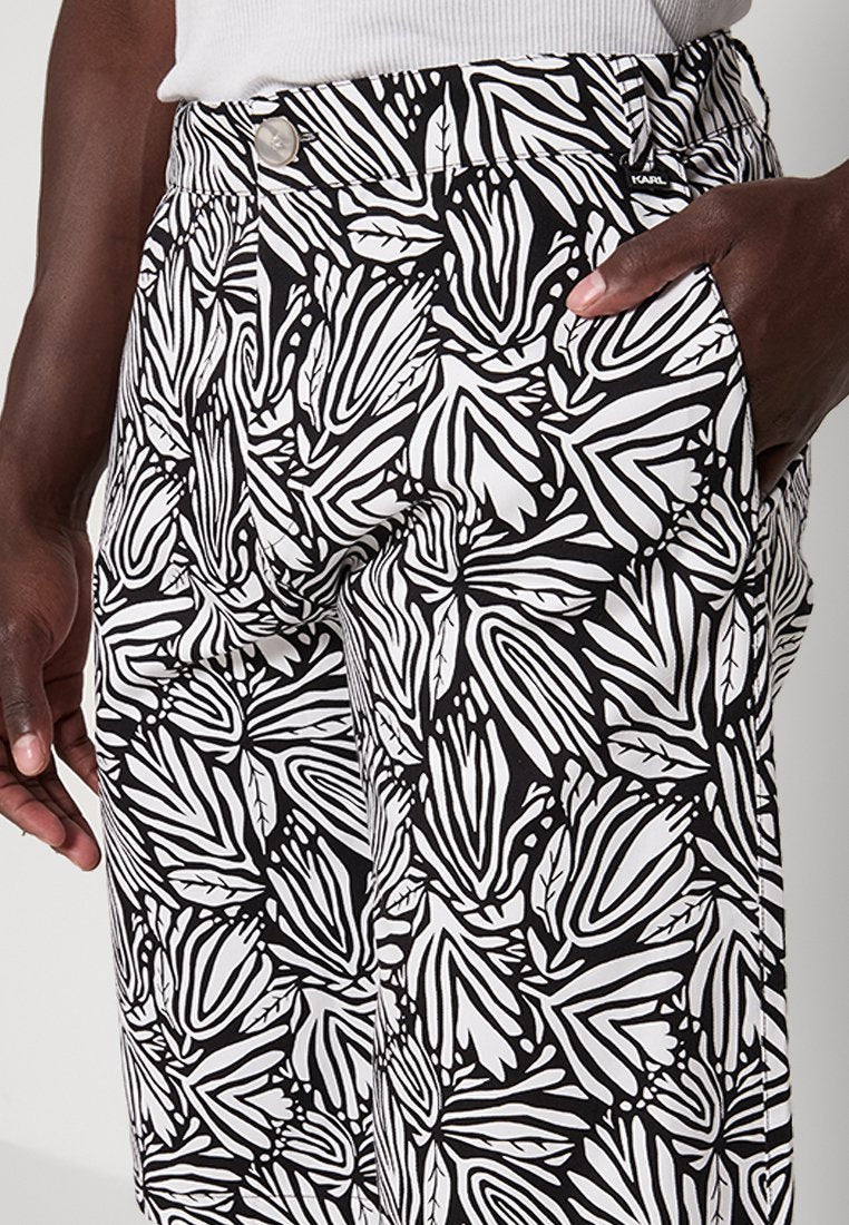 KARL LAGERFELD Shorts Media 4