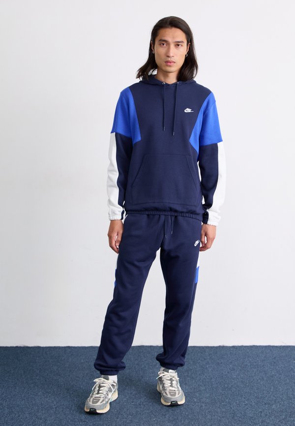 Nike Sportswear M NK CLUB FLEECE HDED TRACK GX SET - Tracksuit - obsidian/white/game royal