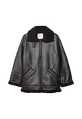 Schwarze Lederjacke mit einem strukturierten schwarzen Lammfellkragen, Reißverschluss, seitlichen Taschen und einem lässigen Schnitt. Weiches Innenfutter.