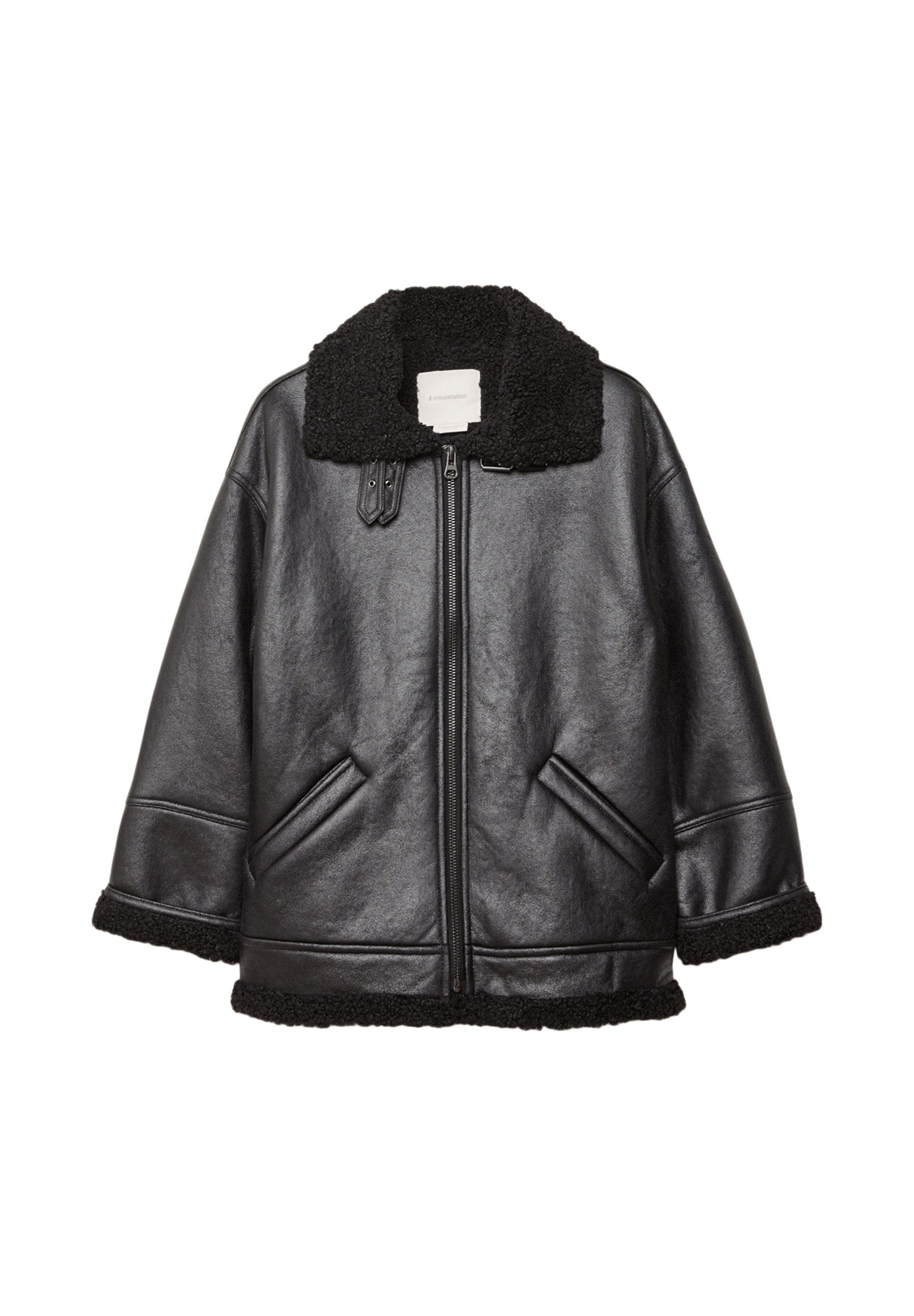 Schwarze Lederjacke mit einem strukturierten schwarzen Lammfellkragen, Reißverschluss, seitlichen Taschen und einem lässigen Schnitt. Weiches Innenfutter.
