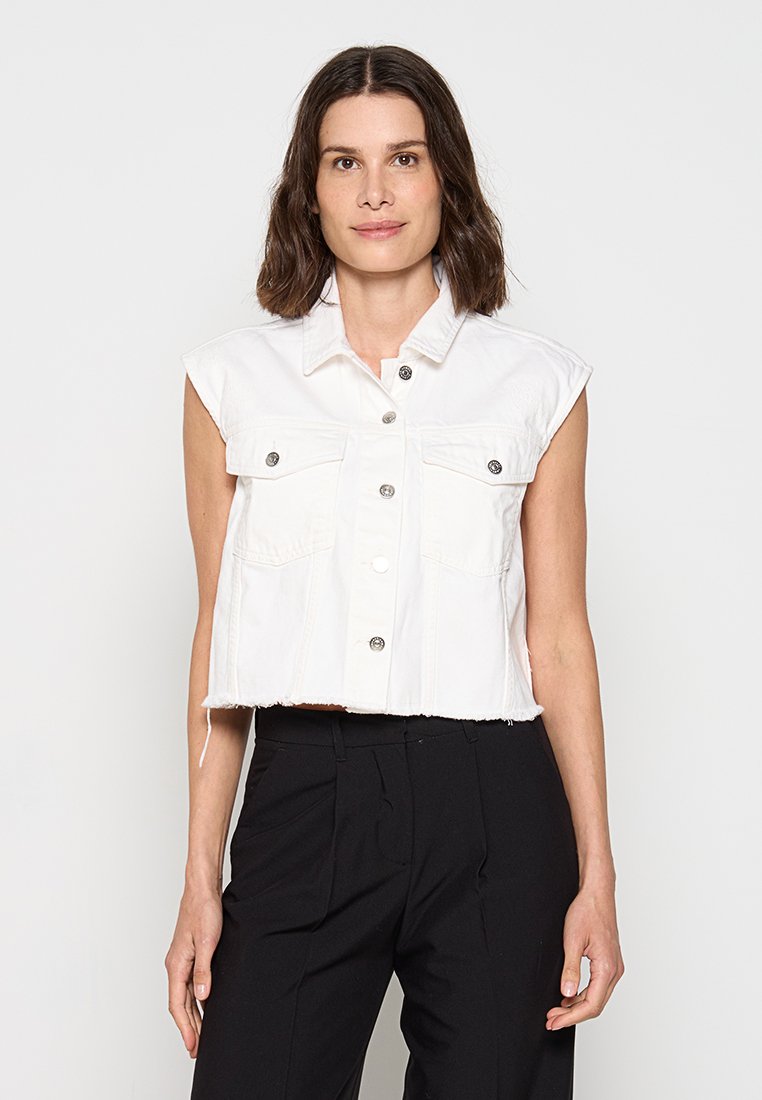 Armani Exchange Weste Media 1