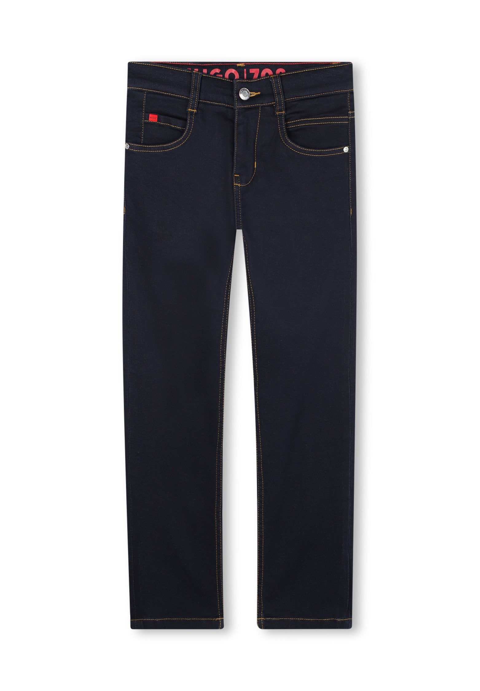 Dunkelblaue Jeans aus Denim mit kontrastierenden gelben Nähten, fünf Taschen und einem silbernen Knopfverschluss. Verfügt über ein rotes Markenetikett am Bund.