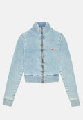 Hellblaue, kurz geschnittene Jeansjacke mit hohem Kragen, Frontreißverschluss und gerippten Bündchen. Enthält ein kleines Logo auf der linken Brust.