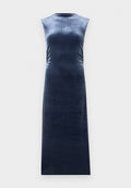 Ärmelloses, marineblaues Samtkleid mit hohem Kragen, figurbetonter Silhouette und glatter Textur; verfügt über seitliche Raffungen für zusätzliche Details.