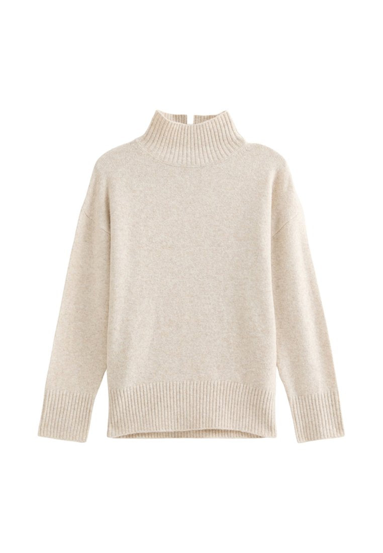 Beige Rollkragenpullover mit geripptem Kragen und Saum. Lockere Passform, lange Ärmel, weicher Stoff und minimalistisches Design.