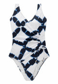 Badeanzug mit einem navy und weißen Batikmuster. Hat einen V-Ausschnitt, verstellbare seitliche Raffung und Akzente aus glattem Stoff.