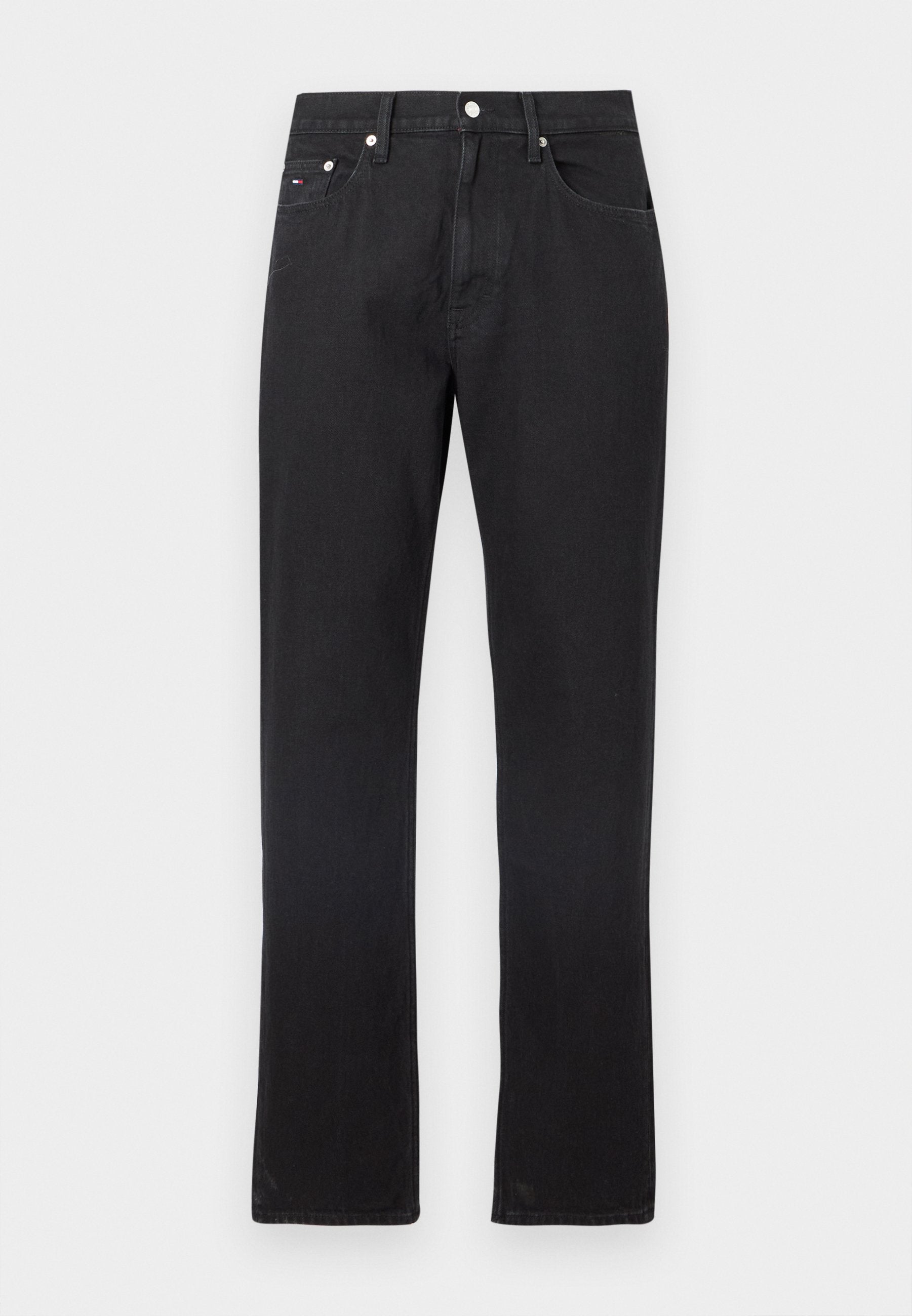 Schwarze Jeans aus Denim mit geradem Bein, ausgestattet mit fünf Taschen, Gürtelschlaufen und einem vorderen Knopfverschluss. Glatte Textur, minimale Verblassung.