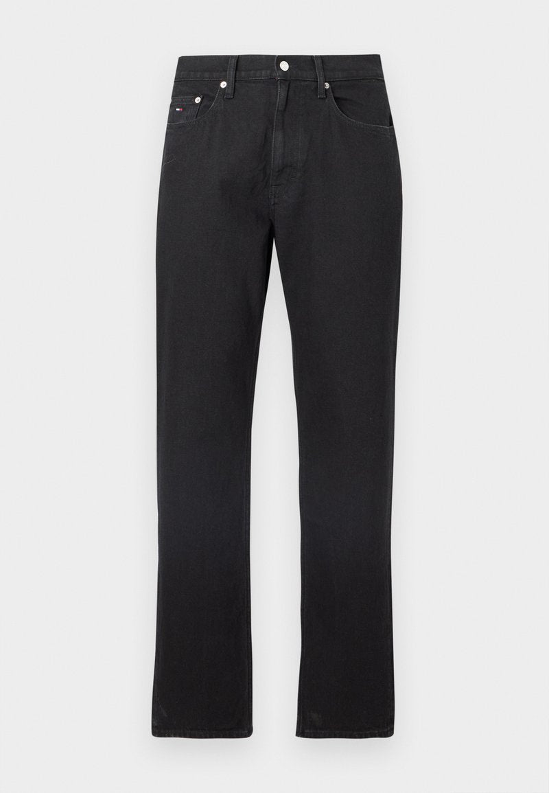 Schwarze Jeans aus Denim mit geradem Bein, ausgestattet mit fünf Taschen, Gürtelschlaufen und einem vorderen Knopfverschluss. Glatte Textur, minimale Verblassung.