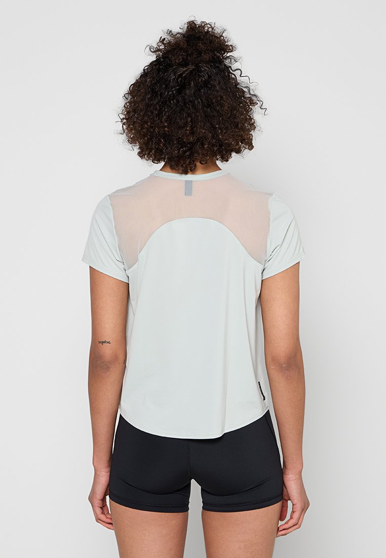 Under Armour LOOSE FIT