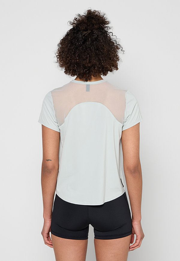 Under Armour LOOSE FIT