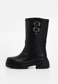 Schwarzer knöchelhoher Stiefel aus strukturiertem, synthetischem Material. Verfügt über zwei goldene Schnallen an der Seite, eine klobige Plateausohle und ein nahtloses Design.