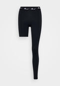 Schwarze sportliche Leggings mit knielangem Schnitt, ausgestattet mit einem schlichten elastischen Bund und einem weißen Logo. Glattes, dehnbares Material.