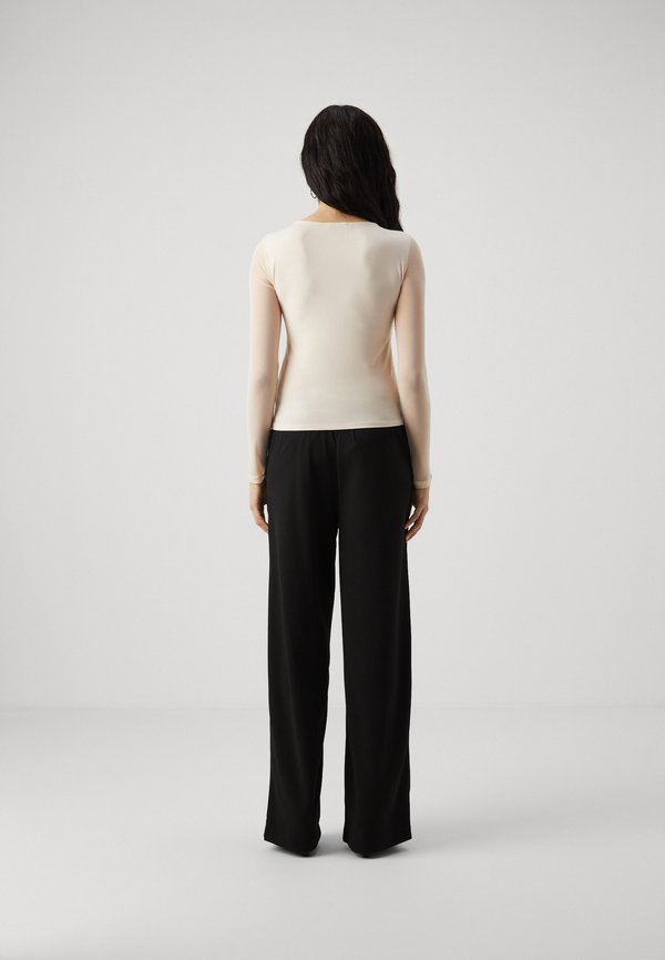 Anna Field Tall