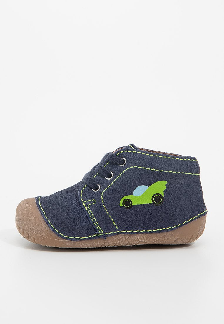 Navyblaues Wildlederschuh für Kleinkinder mit grünem und schwarzem Auto-Design, zwei Ösen, kontrastierender grüner Naht und Gummisohle.