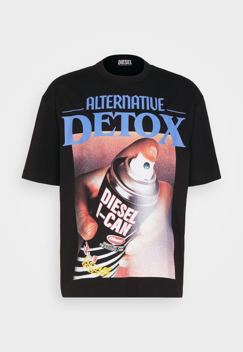 Schwarzes Baumwoll-T-Shirt mit einem großen Grafikdruck einer Hand, die eine Sprühdose hält. Der Text lautet "ALTERNATIVE DETOX" in blauen und roten Akzenten.