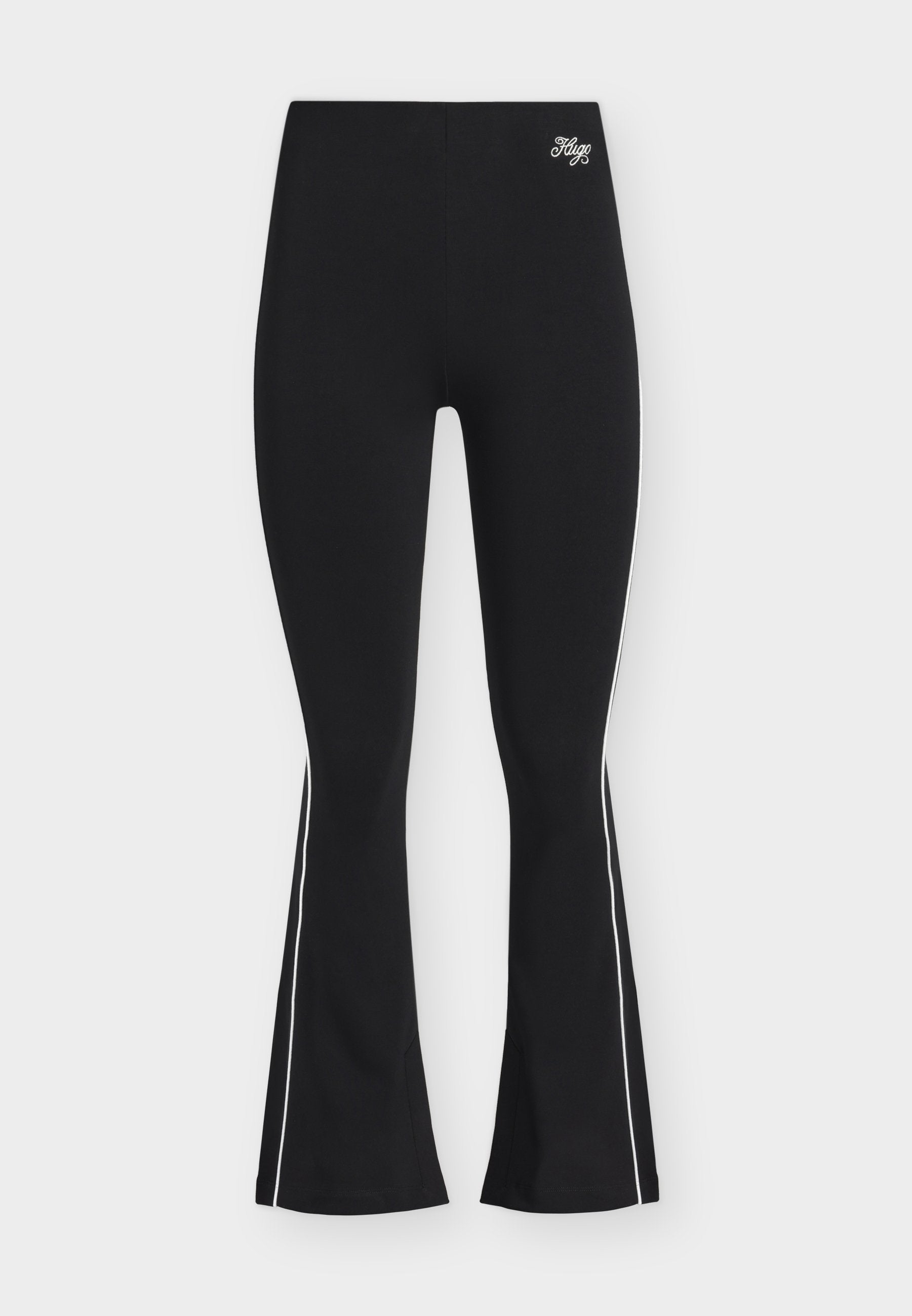 Schwarze ausgestellte Hose mit weißen Seitenstreifen und dem gestickten „Hugo“-Logo nahe dem hohen Bund, dargestellt auf hellem Hintergrund.