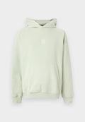 Hellgrüner Kapuzenpullover mit Fronttasche und kleinem weißen Logo in der Mitte der Brust, langen Ärmeln sowie gerippten Bündchen und Saum.