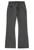 Schwarze Denim-Jeans mit ausgestelltem Bein, tailliertem Bund, fünf Taschen, Metalldruckknopf und Nieten sowie subtilen Used-Effekten auf der Vorderseite.
