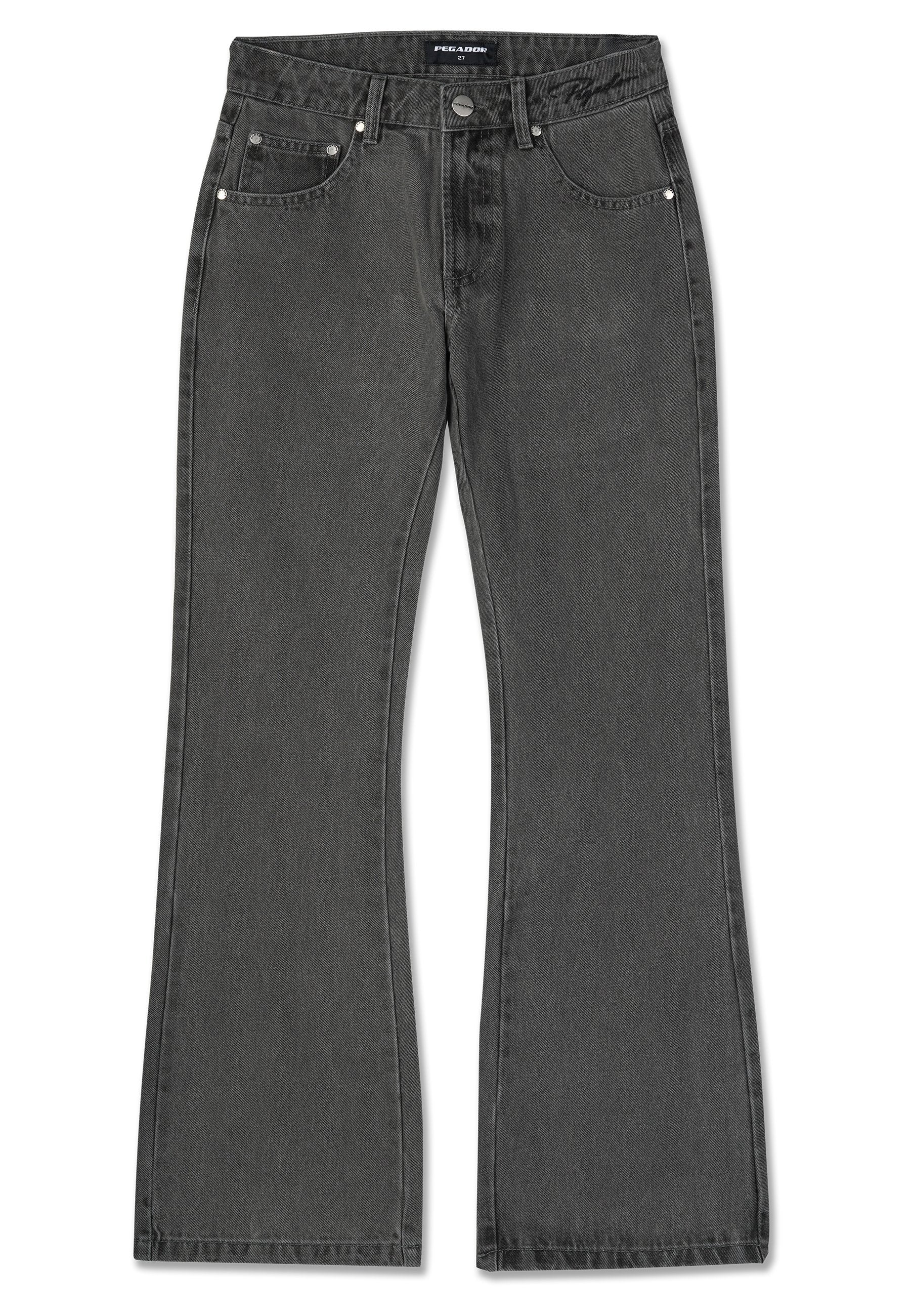 Schwarze Denim-Jeans mit ausgestelltem Bein, tailliertem Bund, fünf Taschen, Metalldruckknopf und Nieten sowie subtilen Used-Effekten auf der Vorderseite.