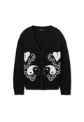 Schwarzer, flauschiger Cardigan mit vorderen Knöpfen, der auf der Vorderseite weiße Yin-Yang-Symbole, zerbrochene Herzen und Kettenmuster zeigt.
