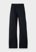 Schwarze Cargo-Hosen mit weitem Bein, ausgestattet mit mehreren großen Taschen, einem geschnittenen Bund und einer glatten Baumwolltextur.