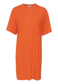 Orangenes T-Shirt-Kleid mit Rundhalsausschnitt, kurzen Ärmeln und einer Tasche auf der linken Brust. Hergestellt aus samtigem Baumwollstoff, lockere Passform.