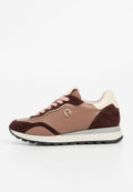 Braune und beige Sneaker aus Wildleder und Leder, mit rosa Schnürsenkeln, goldfarbenem Logopunkt und einer strukturierten schwarzen Gummisohle.