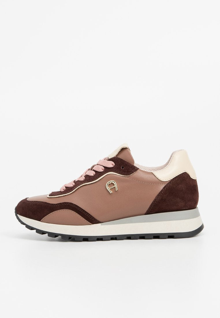 Braune und beige Sneaker aus Wildleder und Leder, mit rosa Schnürsenkeln, goldfarbenem Logopunkt und einer strukturierten schwarzen Gummisohle.