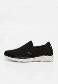 Schwarzer Slip-On-Sneaker von Skechers mit atmungsaktivem Mesh-Obermaterial und weißer, gepolsterter Sohle mit Aufschrift Dual-Lite, seitlich betrachtet.