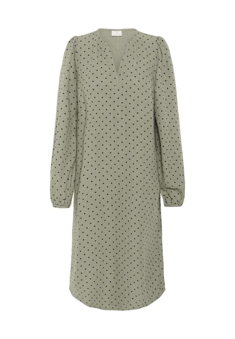 Olivengrünes Kleid mit langen Ärmeln, V-Ausschnitt und schwarzen Punkten. Weicher, strukturierter Stoff mit gerafften Ärmeln und lockerer Passform.