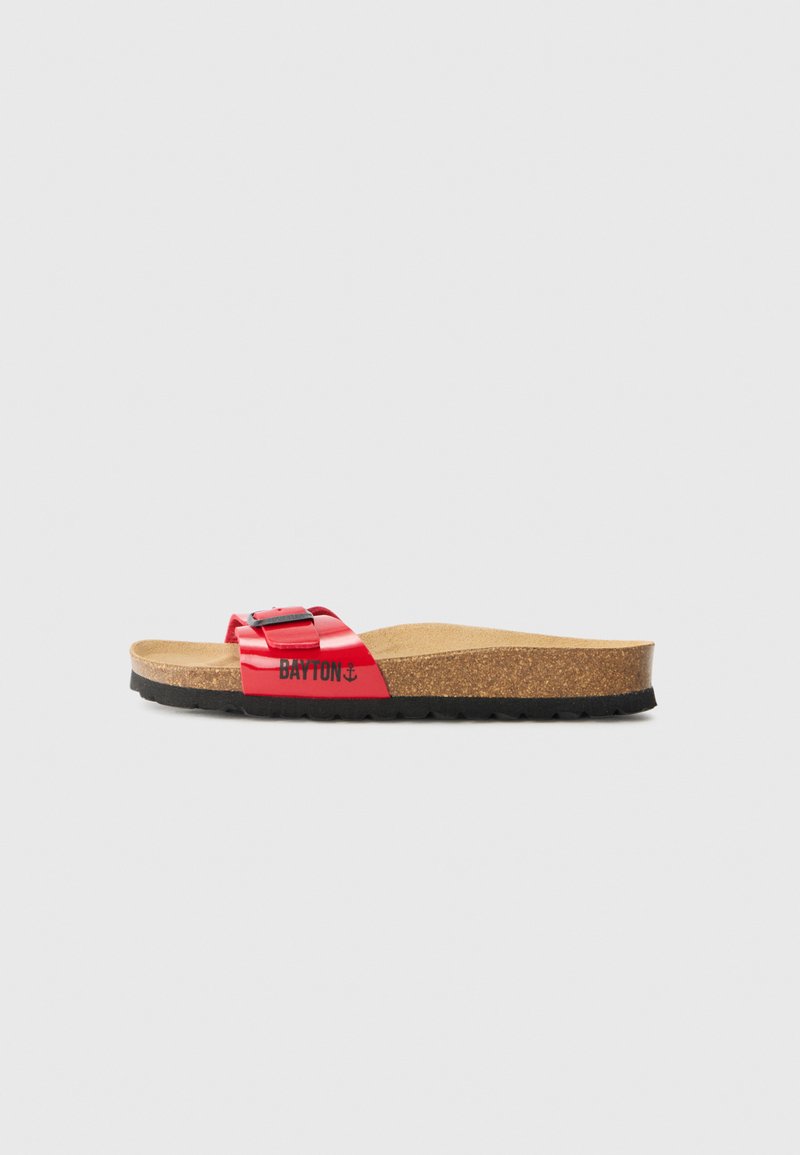 Rote Slippersandale mit glänzendem Riemen, Korkfußbett und schwarzer Gummisohle. Der Riemen verfügt über erhabenen Text und eine verstellbare Schnalle.