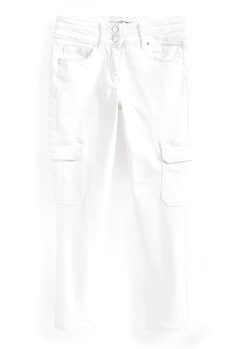 Weiße Cargo-Hosen aus Denim mit tailliertem Schnitt, zwei seitlichen Taschen und einem knöpfbaren Bund mit Doppelknöpfen. Gerader Bein Schnitt.