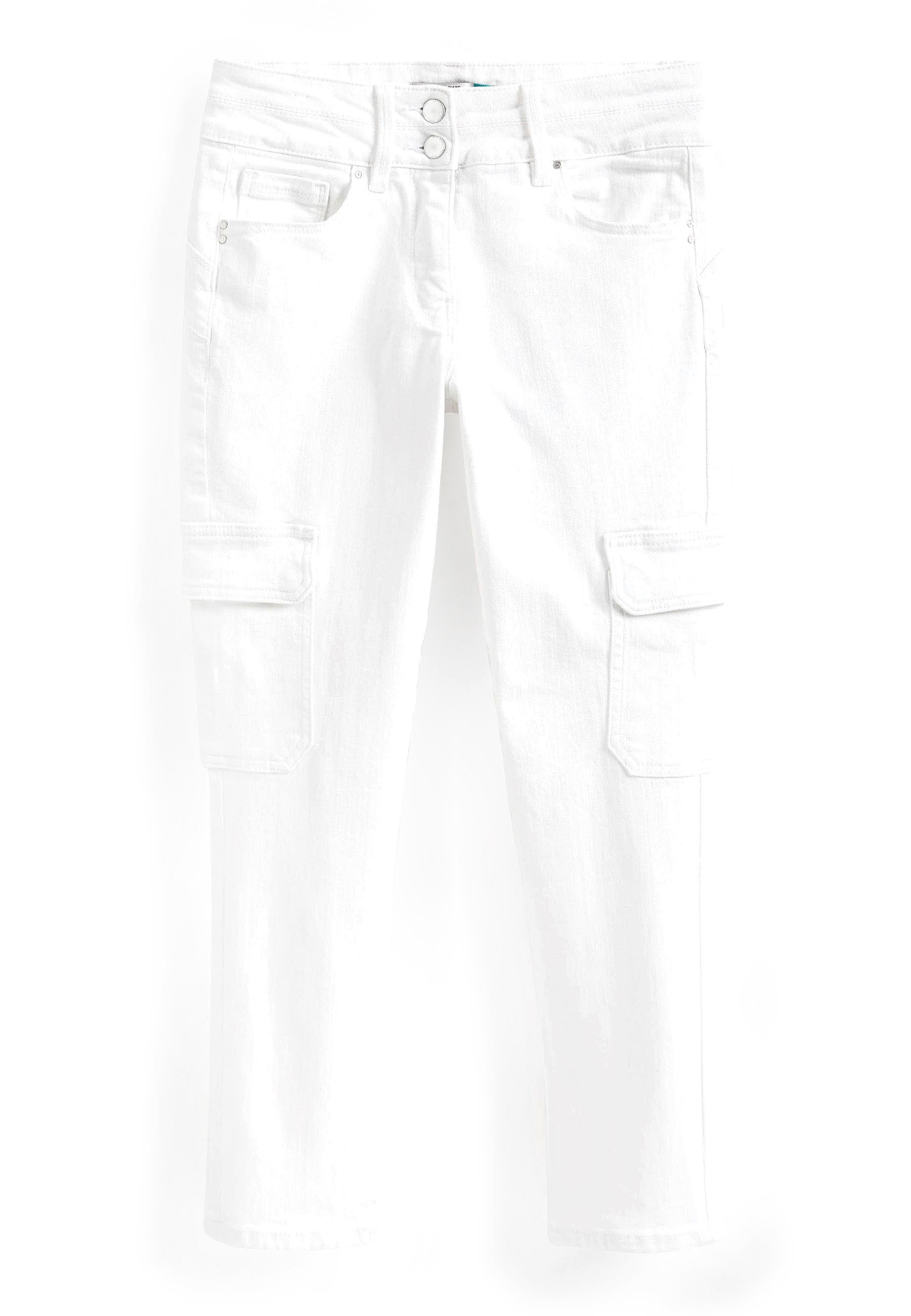 Weiße Cargo-Hosen aus Denim mit tailliertem Schnitt, zwei seitlichen Taschen und einem knöpfbaren Bund mit Doppelknöpfen. Gerader Bein Schnitt.
