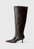 Braune Lederstiefel bis zum Knie mit spitzem Zeh und schlanker Ferse. Glatte Textur und elegantes Design, mit einer minimalistischen Silhouette.