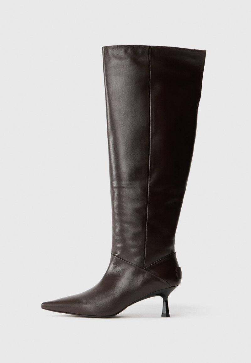Braune Lederstiefel bis zum Knie mit spitzem Zeh und schlanker Ferse. Glatte Textur und elegantes Design, mit einer minimalistischen Silhouette.