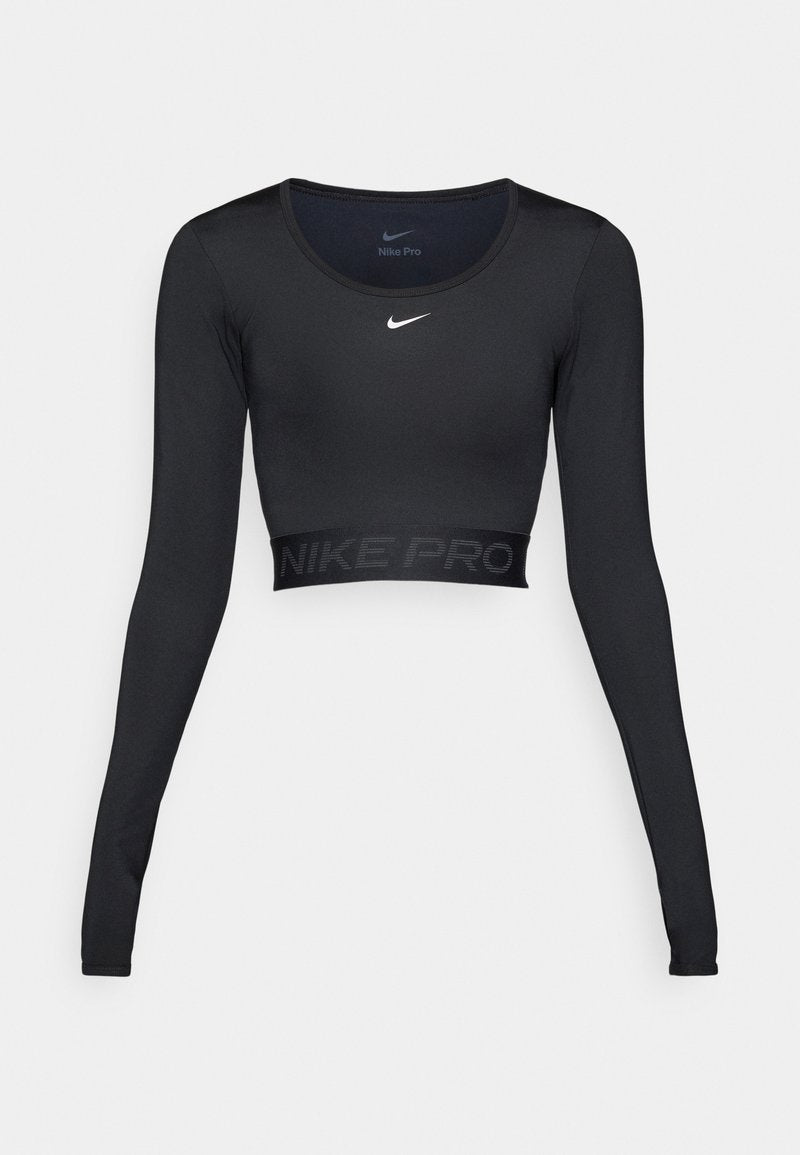 Schwarzes Nike Pro langärmliges Crop-Top mit rundem Ausschnitt, enganliegendem Design und einem strukturierten Saum mit "NIKE PRO"-Logo am unteren Ende.