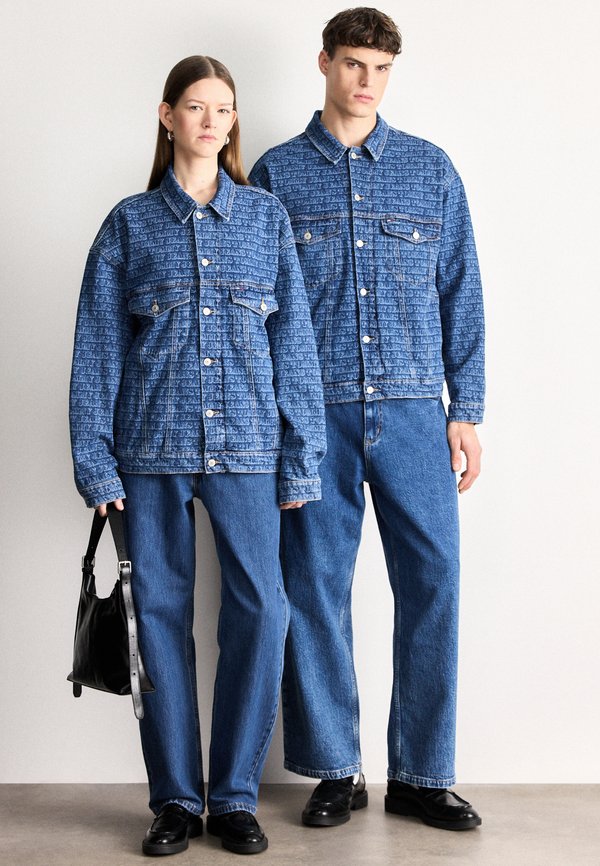 Tommy Jeans SPELL-OUT LOGO OVERSIZED DENIM TRUCKER JACKET