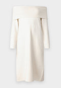Cremfarbnes Off-Shoulder-Kleid aus weichem, strukturiertem Stoff; lange Ärmel mit engen Bündchen; lockere Passform; knielanges Design.