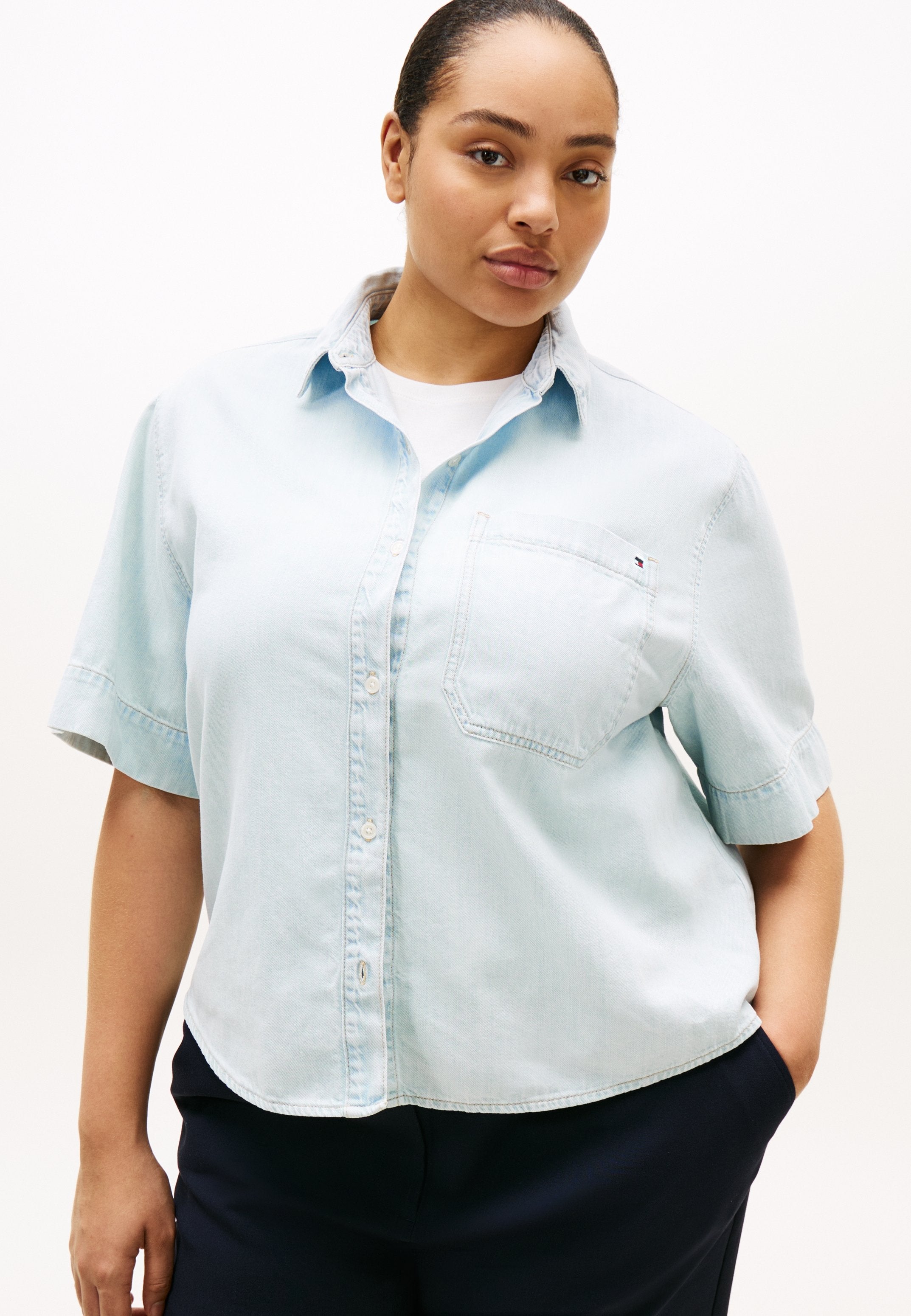CURVE RELAXED FIT DENIM SHORT SLEEVE SHIRT Media 3