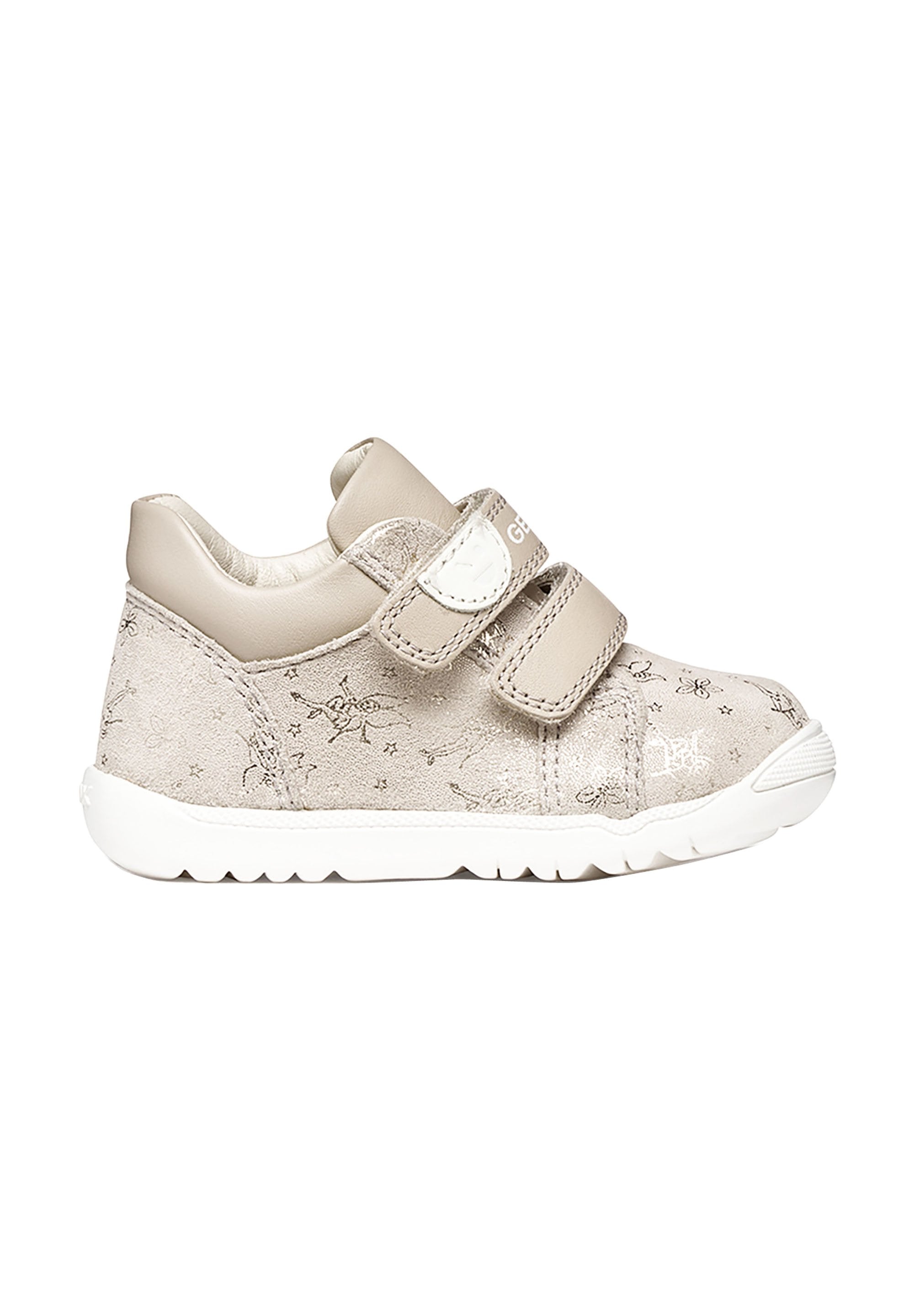 Hellbeige Kleinkind-Sneaker mit zwei Klettverschlüssen, geprägten Stern- und Schmetterlingsmustern und einer weißen flexiblen Sohle.