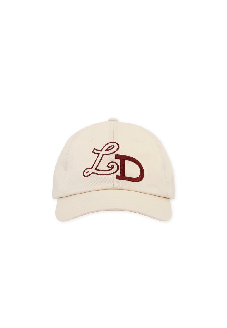 Beige Baumwollmütze mit runder Krone und vorgekrümmtem Schirm. Auf der Vorderseite befindet sich eine bordeauxfarbene, gestickte "LD"-Buchstabierung.