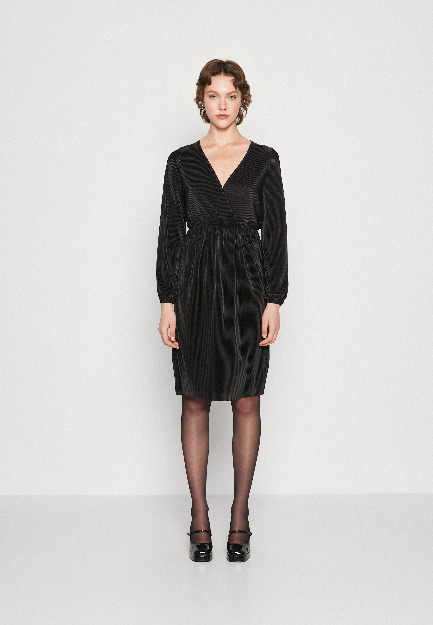 ONLNISA PLISSE WRAP DRESS  Media 3