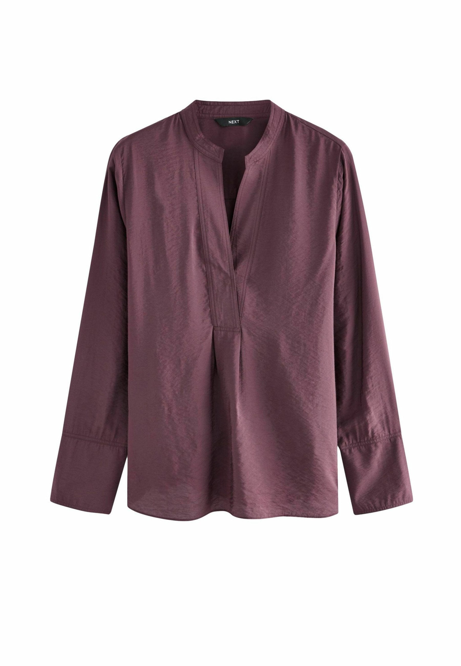 Langärmlige Bluse in Pflaumenfarbe mit V-Ausschnitt und Mandarin-Kragen, aus leicht glänzendem Stoff, flach vor einem weißen Hintergrund ausgestellt.