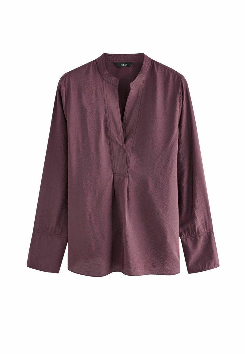 Langärmlige Bluse in Pflaumenfarbe mit V-Ausschnitt und Mandarin-Kragen, aus leicht glänzendem Stoff, flach vor einem weißen Hintergrund ausgestellt.