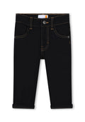 Schwarze Denim-Hosen mit schmalem Schnitt, ausgestattet mit goldenen Nähten, Knopfverschluss und umgeschlagenen Säumen. Beinhaltet Vorder- und Gesäßtaschen.