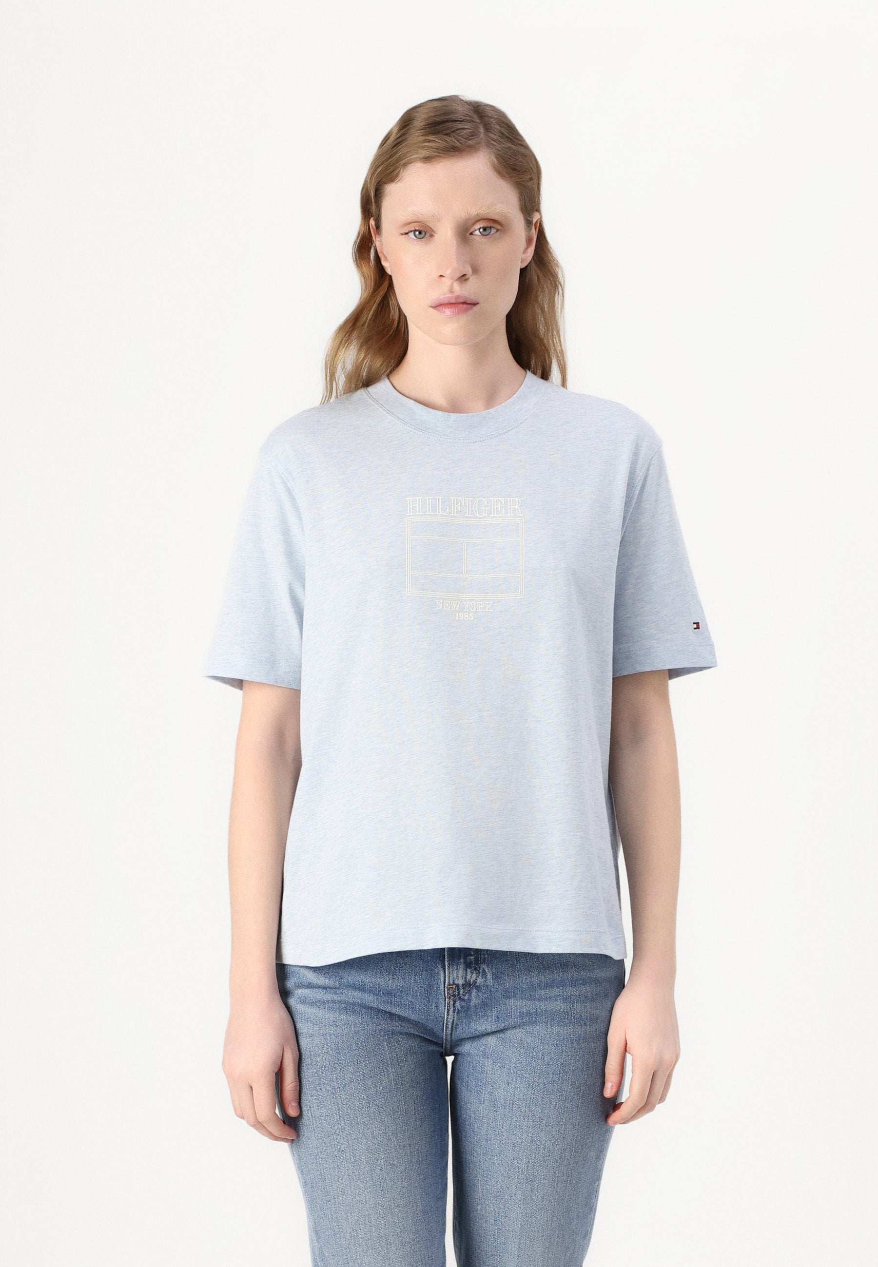 OUTLINE FLAG TEE Media 3
