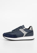 Marineblaue Sneaker mit Obermaterial aus Wildleder und Mesh, silbernen Metallakzenten, schwarzem Kragen, schwarzen Schnürsenkeln, weißer Zwischensohle und strukturiertem Gummisohle.